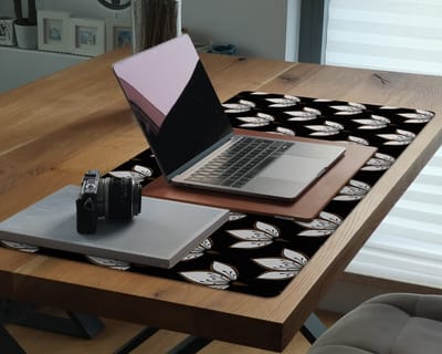 Coloray Bureau Onderlegger - Elegante lelies Bureau Mat - 100 cm x 50 cm - Zwart en wit Bureau Onderlegger - Bureaumat - Onderlegger Bureau - Bureau Onderlegger Groot - Bureau Onderlegger XXL