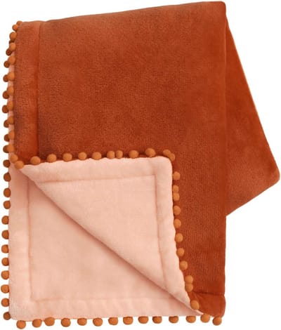Gezellige fleece deken met pompon-franje in verbrand oranje en lichtoranje - Superzachte decoratieve deken voor bank en bed (127 x 152 cm)