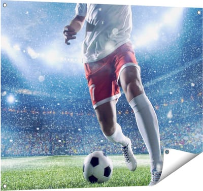 Gards Tuinposter Voetbal Speler met de Bal in een Druk Stadion - 100x80 cm - Tuindoek - Tuindecoratie - Wanddecoratie buiten - Tuinschilderij