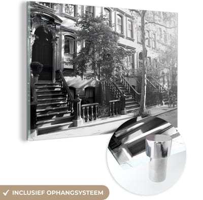 MuchoWow® Glasschilderij 90x60 cm - Schilderij acrylglas - Straat in New York city - zwart wit - Foto op glas - Schilderijen