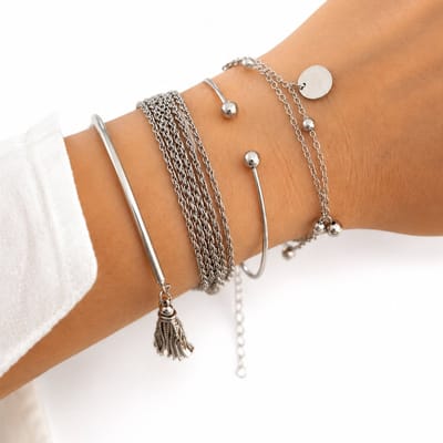 Engravia by Derya – Multilayer RVS Armband Set Dames – Gelaagde Zilverkleurige Armbanden – Minimalistische & Moderne Charm Stijl – Cadeau voor Vriendin, Moeder of Zus