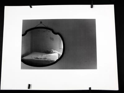 Poster - Bed in Mirror, Rhode Island - Eva Rubinstein - Zwart/Wit - Jaren 80 - 45x61 cm
