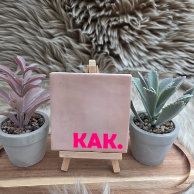 Robuust Wenstegeltje – “KAK.” – 10X10CM – Humoristisch Cadeau – Trendy nu – Cadeau voor Nieuwe Woning, Housewarming of voor vriend(in) – Sfeervol en Persoonlijk – Zomaar - Wc decoratie – Decoratief Tegeltje met Standaard – Cadeau Idee