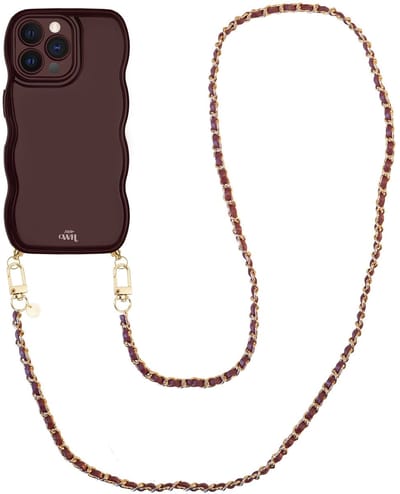 xoxo Wildhearts Glossy Wavy Cord Case Burgundy - Geschikt voor iPhone 12 Pro Max - Classic Chain - Lang koord - Glimmend telefoonhoesje met golven - Hoesje met koord - Bordeaux rood met gouden ketting - Telefoonkoord - Lange variant koord