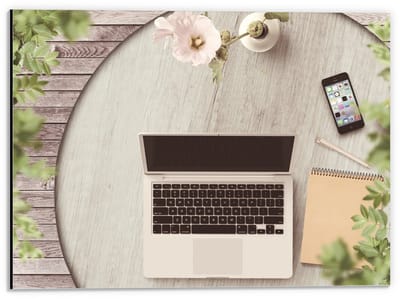 Dibond - Laptop op Tuintafel - 40x30cm Foto op Aluminium (Met Ophangsysteem)