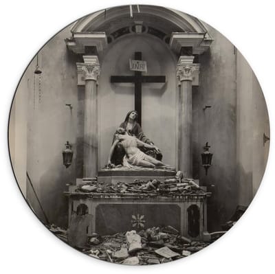 Dibond Wandcirkel - Maria en Jezus bij het Kruis (zwart - wit) - 70x70cm Foto op Aluminium Wandcirkel (met ophangsysteem)