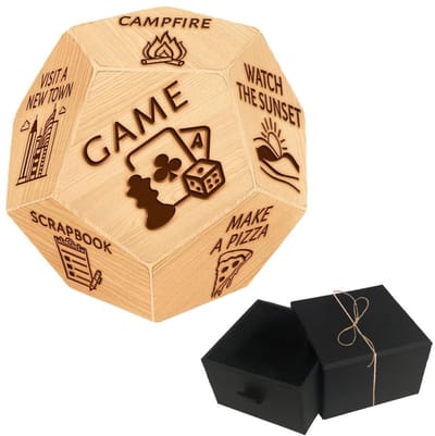 Dailygoods- Dobbelstenen Set - Houten Dobbelstenen - Fluwelen Verpakking - Beslissing Dobbelstenen - Grappige Date Nacht Ideeën - Geschikt voor Man/Vrouw - Beslissingsdobbelstenen