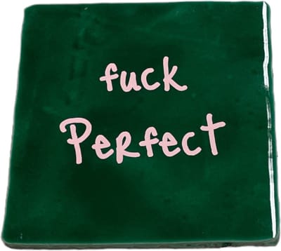 Hippe tegeltje met tekst: Fuck Perfect | Dennengroen met pastel roze | Gepersonaliseerde cadeau | Hippe Spreuktegel | Nieuwe woning cadeau | Housewarming cadeau