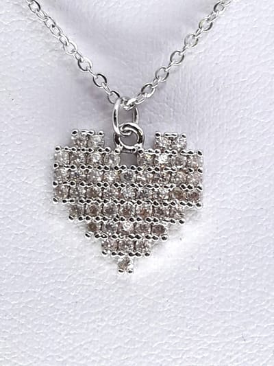 Ketting - RVS - met een hanger in de vorm Hartje ingelegd met talrijke kleine zirkoniasteentjes met sprankelend effect te geven. Sieraad staat bekend om zijn minimalistische en elegante uitstraling,