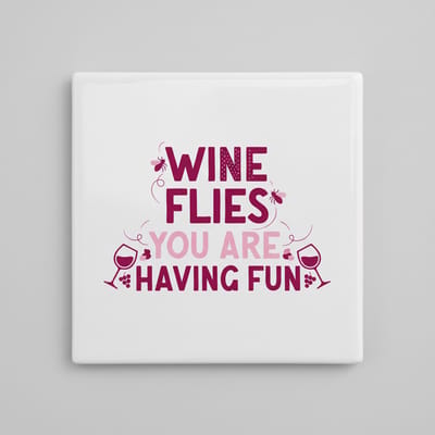 Wine Flies You Are Having Fun Tekst Decoratieve Tegel 15×15 cm – Grappige Wandtegel voor Wijnliefhebbers, Keuken & Bar Decor