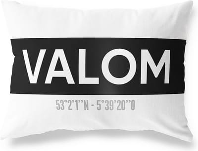 Tuinkussen VALOM - FRIESLAND met coördinaten - Buitenkussen - Bootkussen - Weerbestendig - Jouw Plaats - Studio216 - Modern - Zwart-Wit - 50x30cm
