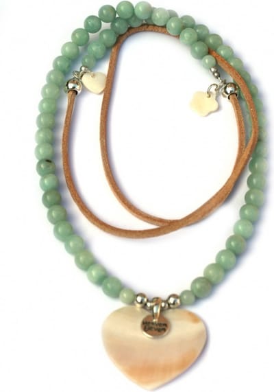 Heaven Eleven ketting natuursteen Amazoniet met leer nekstuk met een hart van parelmoer