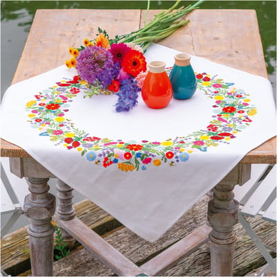 Vervaco - Tafelkleed kit - Kleurrijke wereld van bloemen - PN-0216915 - Borduren - Borduurpakket - Borduurpakket volwassenen - Borduurpakket kind