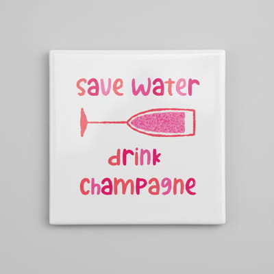 Grappige Quote Keramische Tegel “Save Water Drink Champagne” – Roze Wijnglas Wanddecoratie – Decoratieve Tegel 15 × 15 cm