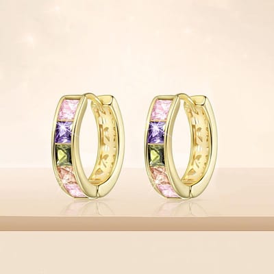 Huitan Boucles d'oreilles créoles délicates couleur arc-en-ciel CZ Petites boucles d'oreilles rondes Accessoires colorés pour femmes Bijoux de mode polyvalents beige