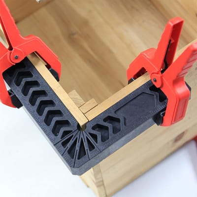Dailygoods- Veerklemmen 4 stuks - Multifunctionele Klemmen - Hoge Klemkracht - Rubberen Handgrepen - Brede Overspanning - Afmetingen 110mm x 105mm