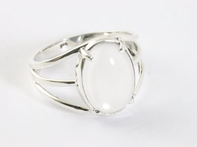 Opengewerkte zilveren ring met bergkristal - maat 16.5