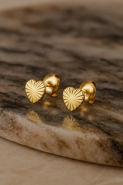 Lundholm Oorknopjes Dames Goudkleurig Hartje - Premium Stainless Steel Gold Plated - Kleine Oorbellen Studs Hartjes - Fira Serie - gouden sieraden dames Luxe Geschenkverpakking – Perfect Cadeau voor Vrouw