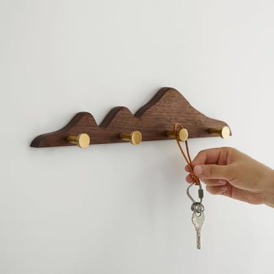Elegante wandkapstok met haken, gemaakt van massief walnoothout, voorzien van 4 messing haken, vochtbestendige waslaag, geschikt voor thuisgebruik (walnoothout, 4 haken).