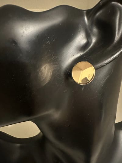 Platte oorknopjes goudkleurig | Make up | Parfum | Moederdag | Verjaardagscadeau| Cadeautje| Valentijnsdag| Kado | sieraden | vaderdag | oorbellen | oorsieraden