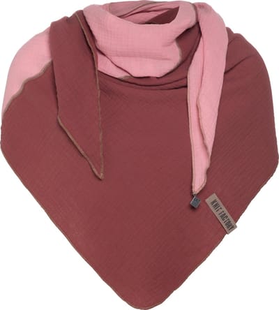 Knit Factory Fay Gebreide Omslagdoek - Driehoek Sjaal Dames - Katoenen sjaal - Zomersjaal - Luchtig en zacht - Zomer stola - Stone Red/Roze - Roze - Duurzaam - 190x85 cm - 100% Biologisch katoen