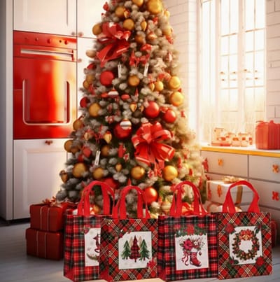 Luxe Kerst Feesttassen Herbruikbaar - 22 cm hoog / Cadeautas / Tas Kerstmis - Geruit / Kerstboom - Krans - Hert - Sok - Draagtassen - Tasjes - Goodiebags / Draagtas - Zakjes - Gedraaid handvat | Kado - Cadeau - Geschenk - Verpakking - DH collection