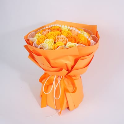 Kunstbloemen Boeket Gele en Oranje Rozen – Boeket met Pareldecoratie LA ROSELLE AMSTERDAM