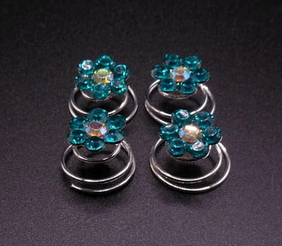 Curlies turquoise bloem 6 blad met strass