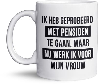 NietMokken.nl – Ik Heb Geprobeerd Met Pensioen Te Gaan, Maar Nu Werk Ik Voor Mijn Vrouw – Pensioen Cadeau Man – 325 ml Keramische Koffiemok – Inclusief Gratis NietMokken® Viltje – Aan Beide Zijden Bedrukt