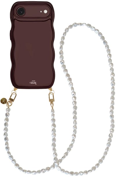 xoxo Wildhearts Glossy Wavy Cord Case Burgundy - Geschikt voor iPhone 17 Air - Pearlfection - Lang koord - Glimmend telefoonhoesje met golven - Hoesje met koord - Parelketting - lang telefoonkoord - Bordeaux rood hoesje - Lange variant koord