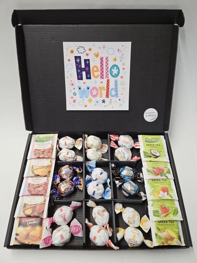 Chocolade Ballen - Thee Proeverij Pakket Groot | Mystery Card 'Hello World' met persoonlijke (video)boodschap | Chocolade-Theepakket | Feestdagen box | Chocolade cadeau | Valentijnsdag | Verjaardag | Moederdag | Vaderdag