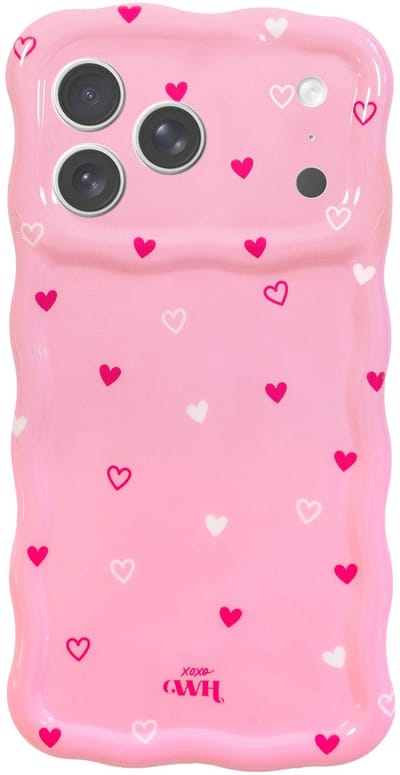 xoxo Wildhearts Glossy Wavy Case Love Notes telefoonhoesje - Geschikt voor iPhone 17 Pro - Golvend hoesje - Glimmende silicone case met golven - Vlekbestendig - Camerabescherming - Roze met rode en witte hartjes