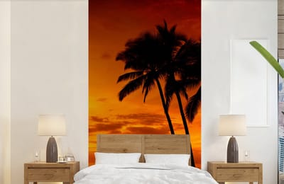 Behang - Fotobehang Palmboom - Zonsondergang - Tropisch - Oranje - Zee - Breedte 120 cm x hoogte 240 cm