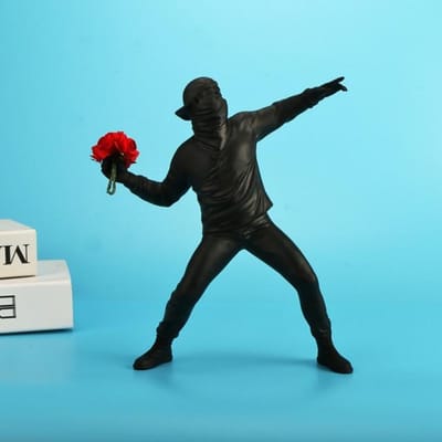 Hars Beelden Sculpturen Banksy Flower Thrower Standbeeld Bommenwerper Woondecoratie Accessoires Moderne Ornamenten Beeldje Collectible zwart