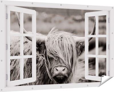 Gards Tuinposter Doorkijk Schotse Hooglander Koe - Zwart Wit - 180x120 cm - Tuindoek - Tuindecoratie - Wanddecoratie buiten - Tuinschilderij