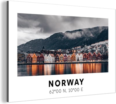 Wanddecoratie Metaal - Aluminium Schilderij Industrieel - Noorwegen - Huizen - Meer - 180x120 cm - Dibond - Foto op aluminium - Industriële muurdecoratie - Voor de woonkamer/slaapkamer