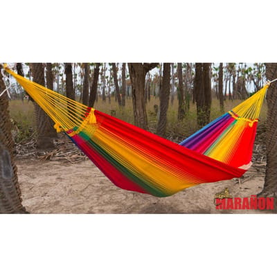 Hangmat Regenboog 2-persoons afgewerkt met top kwaliteit macramé geleverd met 2 bijpassende comfortabele kussens. Een heel charmante hangstoel hetgeen extra wordt benadrukt door de prachtige macramé afwerking. Ook voor binnenshuis.