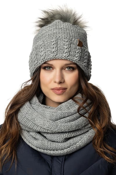 Vivisence Dames Winter Muts En Colsjaal Set - Zachte Fleece Voering In De Muts En Faux Fur Pompon Colsjaal 72x2x40 cm - Warm In Kou - Lichtgrijs