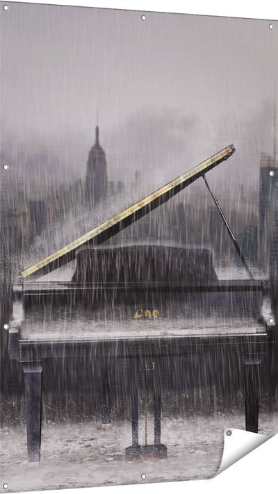 Gards Tuinposter Piano in de Regen voor een Stad - 100x150 cm - Tuindoek - Tuindecoratie - Wanddecoratie buiten - Tuinschilderij