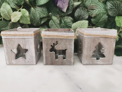 Set van 3 houten theelichthouders/waxinelichthouders met glas voor kaarsje en uitgesneden in 3 motieven  met touwtje en strik met hangers in hout