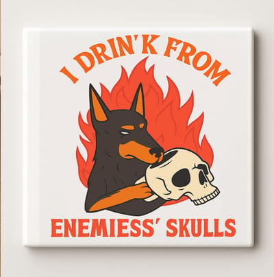 Grappige Hond Tegel “I Drink from Enemies’ Skulls” – 15x15 cm Keramische Muurtegel – Stoer en Humoristisch Cadeau voor Hondenliefhebbers of Unieke Woondecoratie