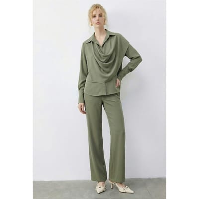 Sjaal Gedetailleerde Blouse en Hoge Taille Wijde Pantalon Tweedelige Set
