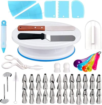 Complete 69-delige taartdecoratieset met draaiplateau, spuitmondjes, icing spatels en maatlepels voor perfecte taarten en gebak