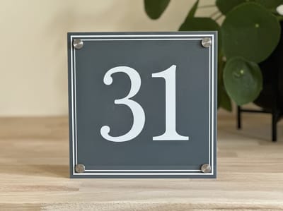 huisnummer Huisnummerbord met dubbele rand 20x20cm grijs met rvs afstandhouders