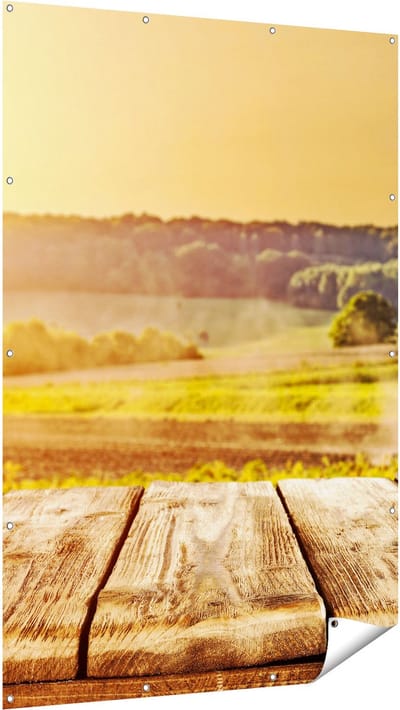 Gards Tuinposter Tractor in het Veld met Houten Planken - 120x180 cm - Tuindoek - Tuindecoratie - Wanddecoratie buiten - Tuinschilderij