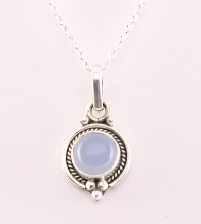 Fijne bewerkte zilveren hanger met aqua chalcedoon aan ketting