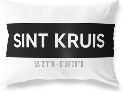 Tuinkussen SINT KRUIS - ZEELAND met coördinaten - Buitenkussen - Bootkussen - Weerbestendig - Jouw Plaats - Studio216 - Modern - Zwart-Wit - 50x30cm