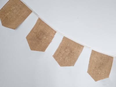 Vlaggenlijn van stof | Jute - 10 meter - jute wimpel vlaggetjes - Bruiloft decoratie slingers / Huwelijk versiering (personaliseerbaar) - Stoffen slingers handgemaakt & duurzaam