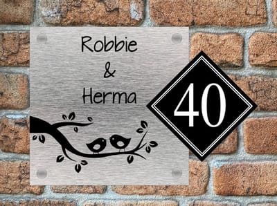 Naambordje / huisnummer vogels op tak 2 met nummer rvs look