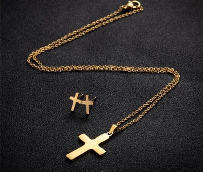 Ketting met kruisje en 2 oorbellen (kruisjes) goudkleur.